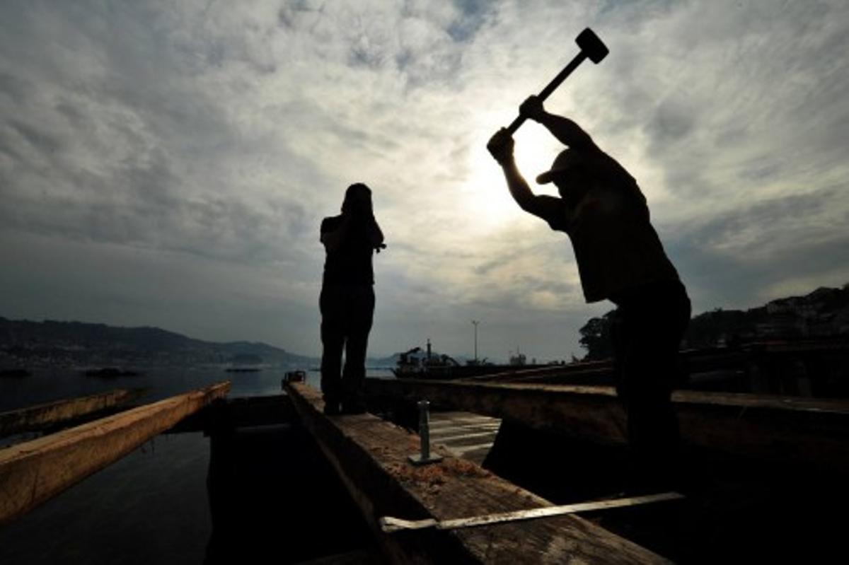 Construcción de una batea en Arousa