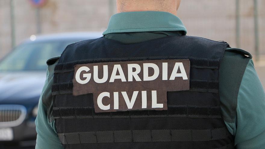 Un agente de la Guardia Civil, de espaldas, en una foto de archivo.