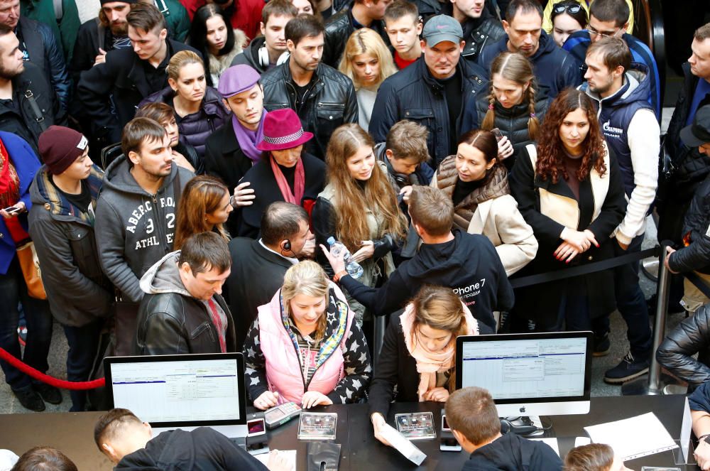 Imatges de la sortida a la venda del nou iPhone 7 en la botiga d''Apple de Moscou.