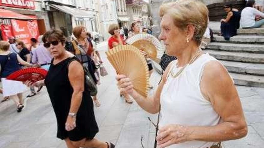 Abanicos y agua para combatir el intenso calor