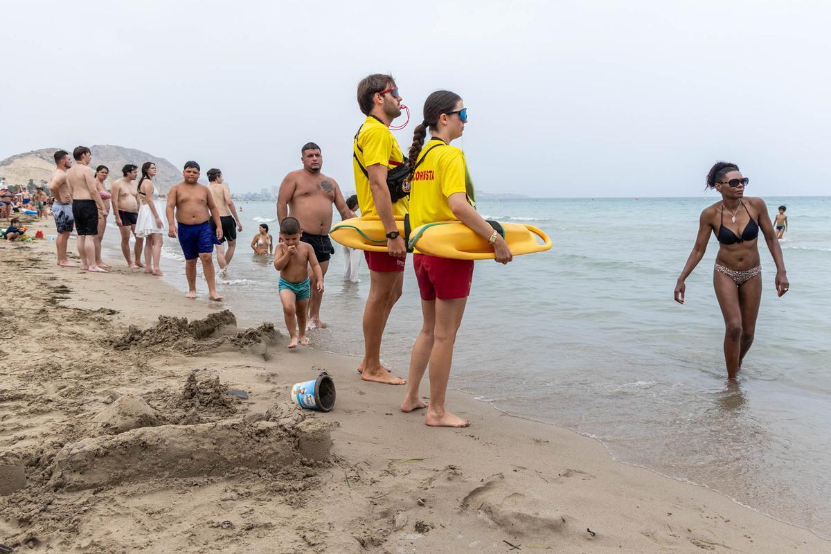 La alerta vacía el mar pero no el arenal del Postiguet