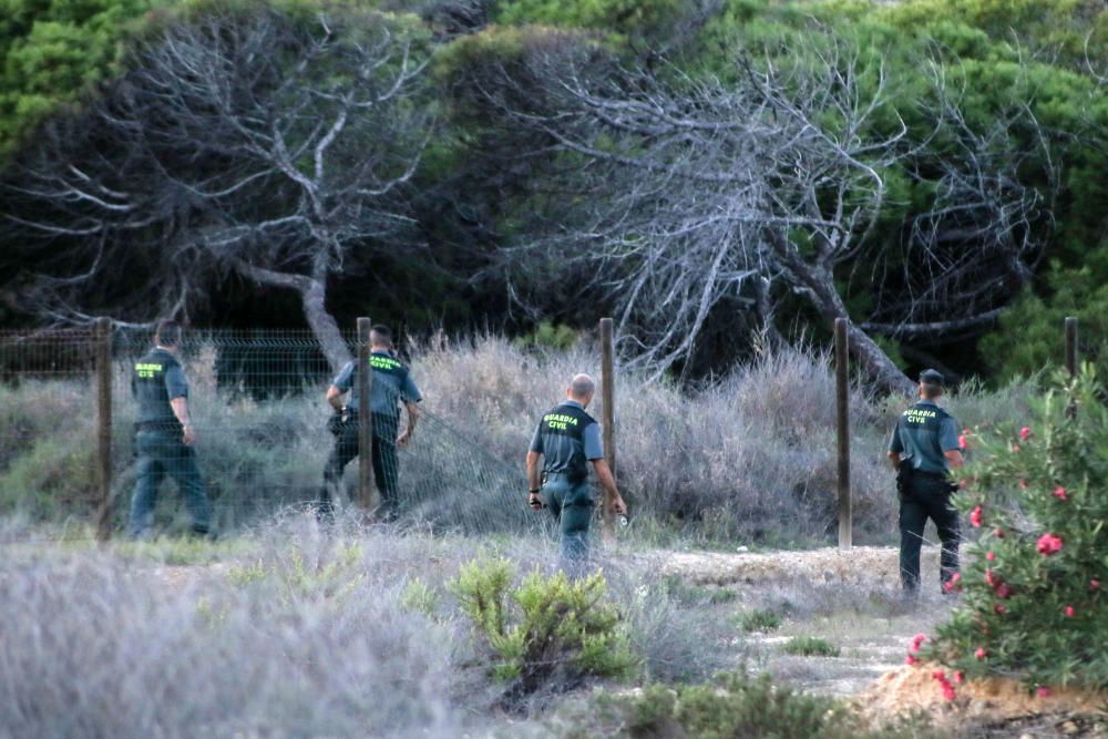 Tareas de extinción del incendio en Guardamar