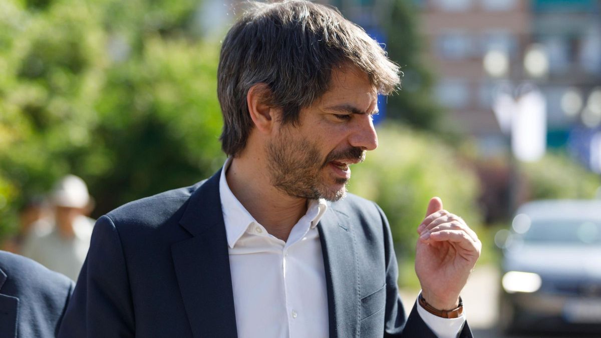 El ministro de Cultura y portavoz de Sumar, Ernest Urtasun, en el Parque Federico García Lorca de Granada