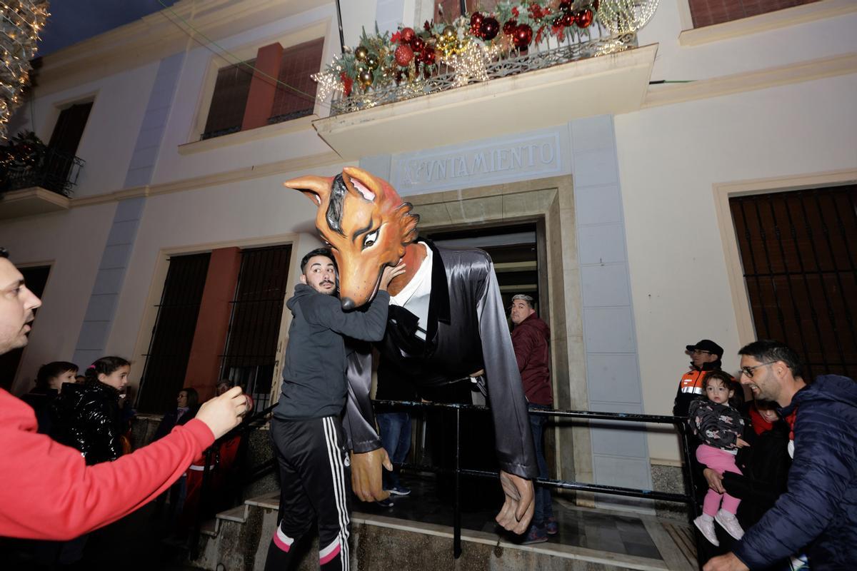 El Lobo en la salida de la Charamita desde el Ayuntamiento viejo