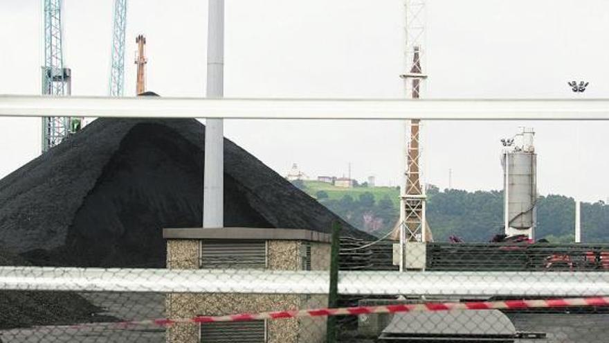 Una pila de carbón en el puerto de Avilés.
