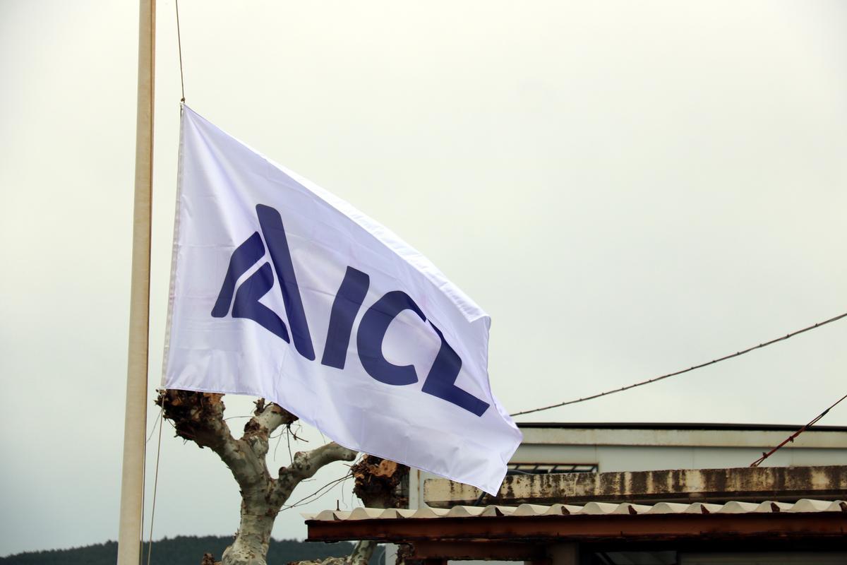 La bandera de ICL a media asta, por el accidente mortal de la mina de Súria