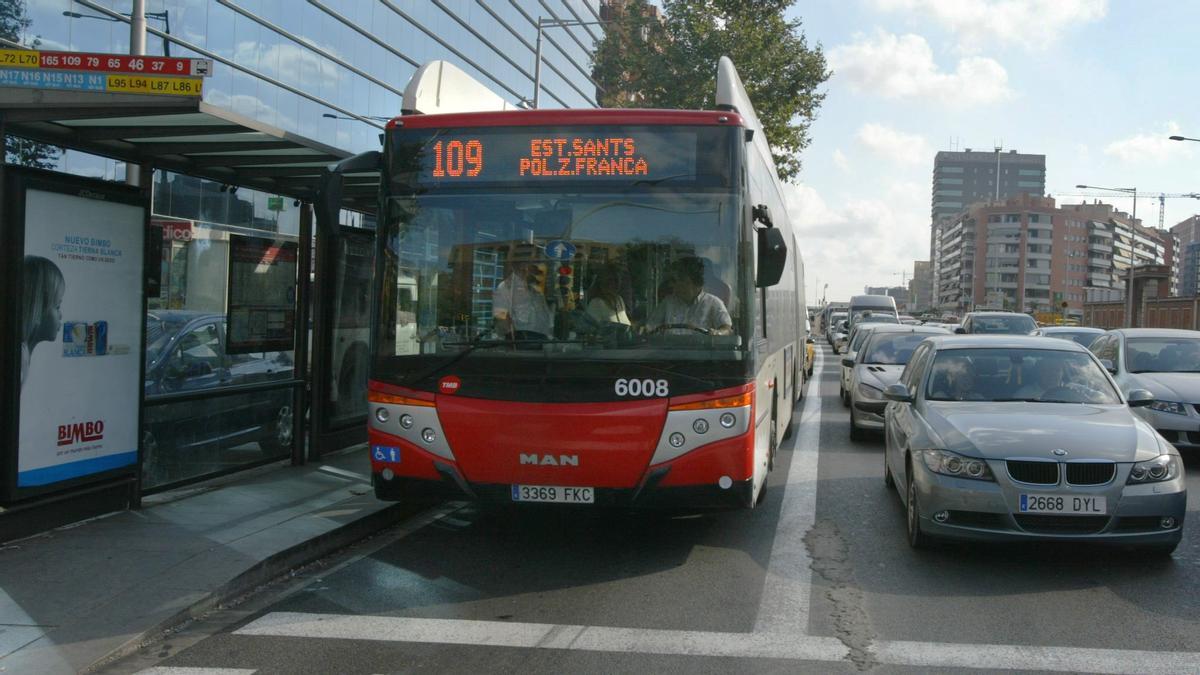 Un autobús de la línea 109 en la Gran Via de Barcelona, frente a La Campana.