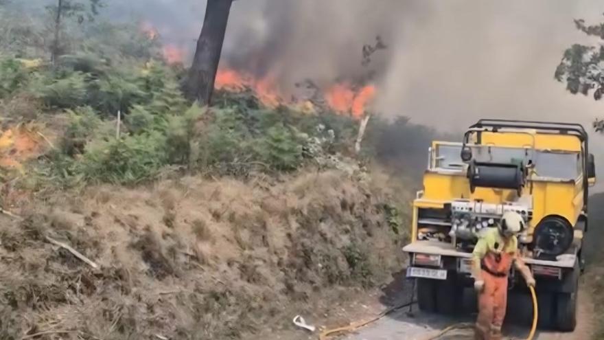 VÍDEO: Susto en La Belga tras producirse un incendio en los terrenos de la nueva ciudad deportiva del Real Oviedo
