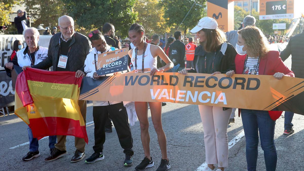 Letesenbet Gidey, Juan Roig, Paco Borao y Pilar Bernabé celebran el récord del mundo