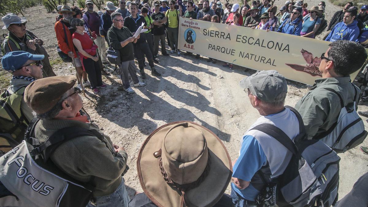 Una marcha reivindicativa del parque natural de Sierra Escalona