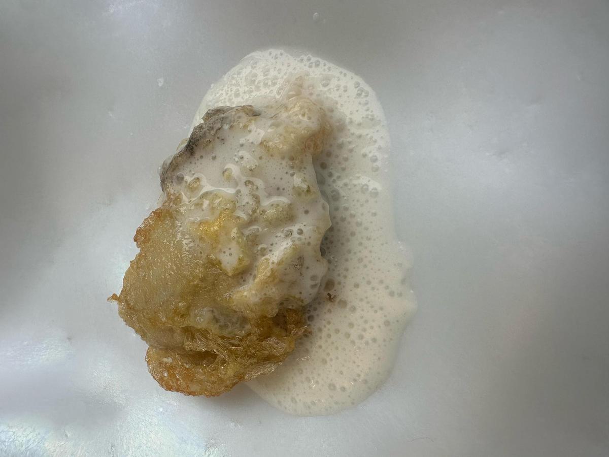 Ostra frita con emulsion de grasa de vaca