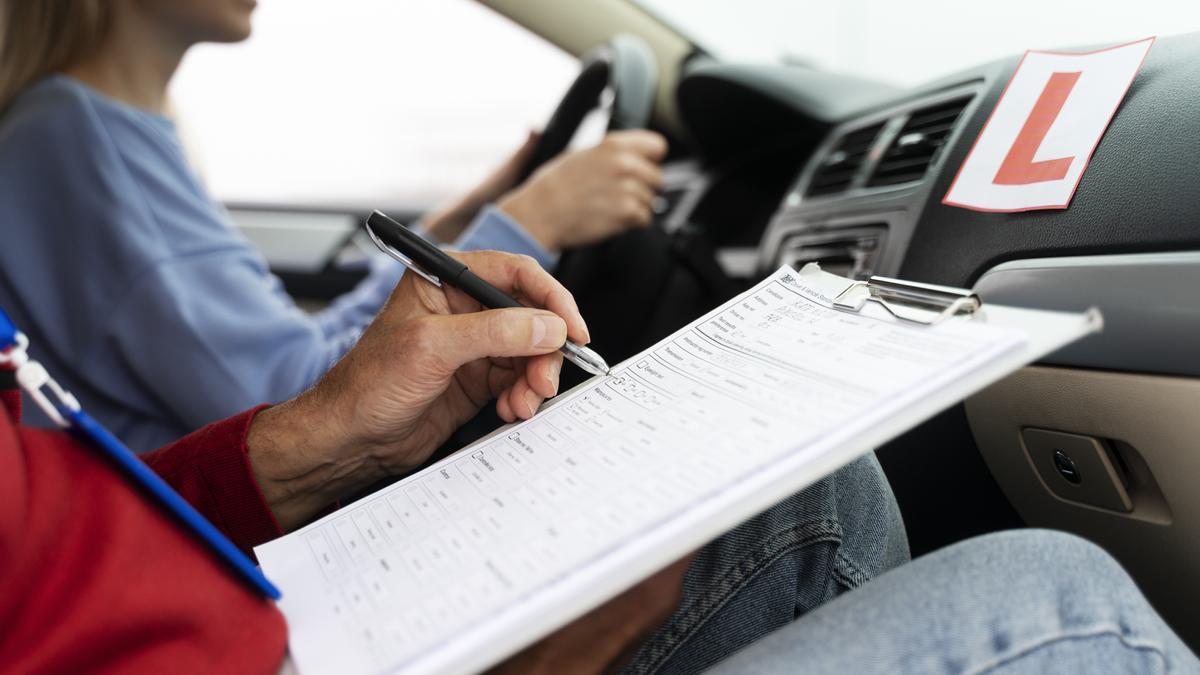 ¡Cuidado con las estafas! La DGT informa sobre el peligro de intentar obtener el permiso de conducir sin exámenes