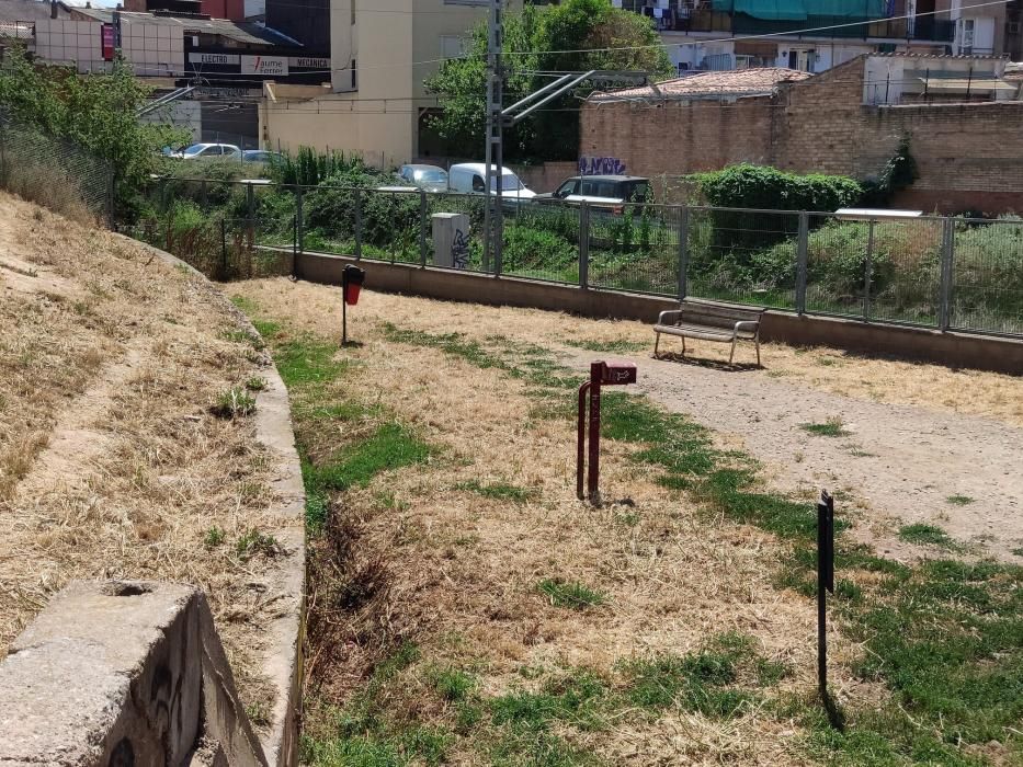 A l'espai del carrer de Cerdanya s’ha reparat recentment part del tancat metàl·lic que toca a la via