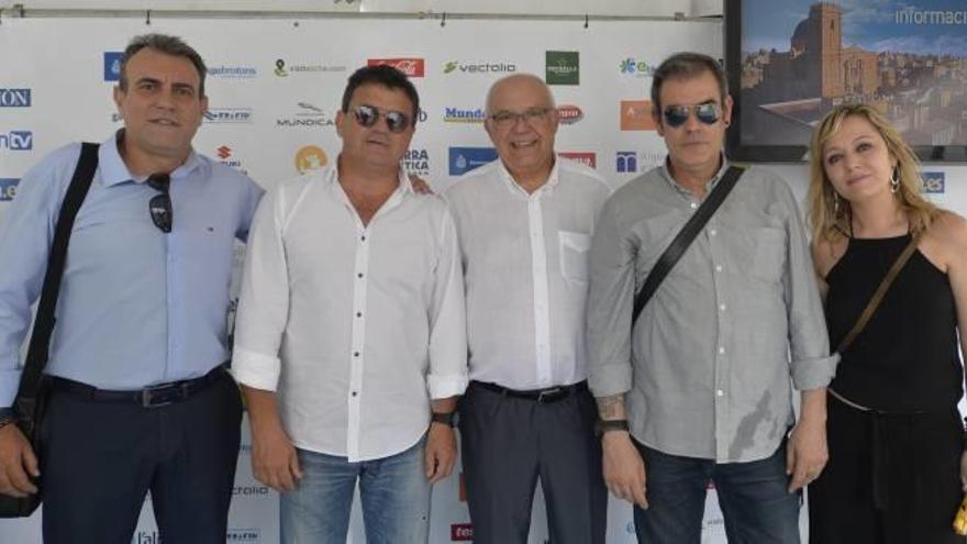 De INFORMACIÓN, el jefe de Provincia, Paco Bernabé; el director, Toni Cabot; el subdirector, Jorge Fauró; la delegada en Elche, María Pomares; junto al presidente del Misteri, Fernando García.