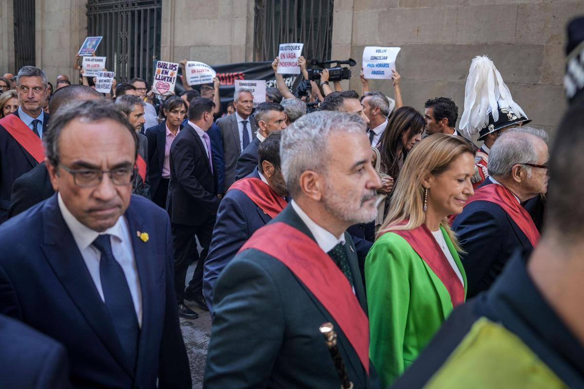 Collboni en La Mercè, con bibliotecarios detrás haciendo reclamos.