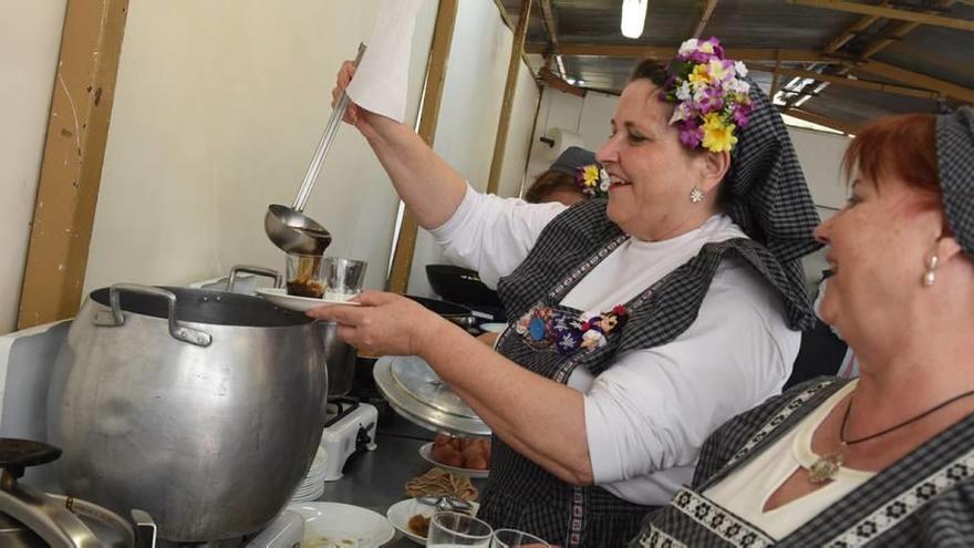 Dos trabajadoras de una peña huertana sirven unos cafés de puchero.