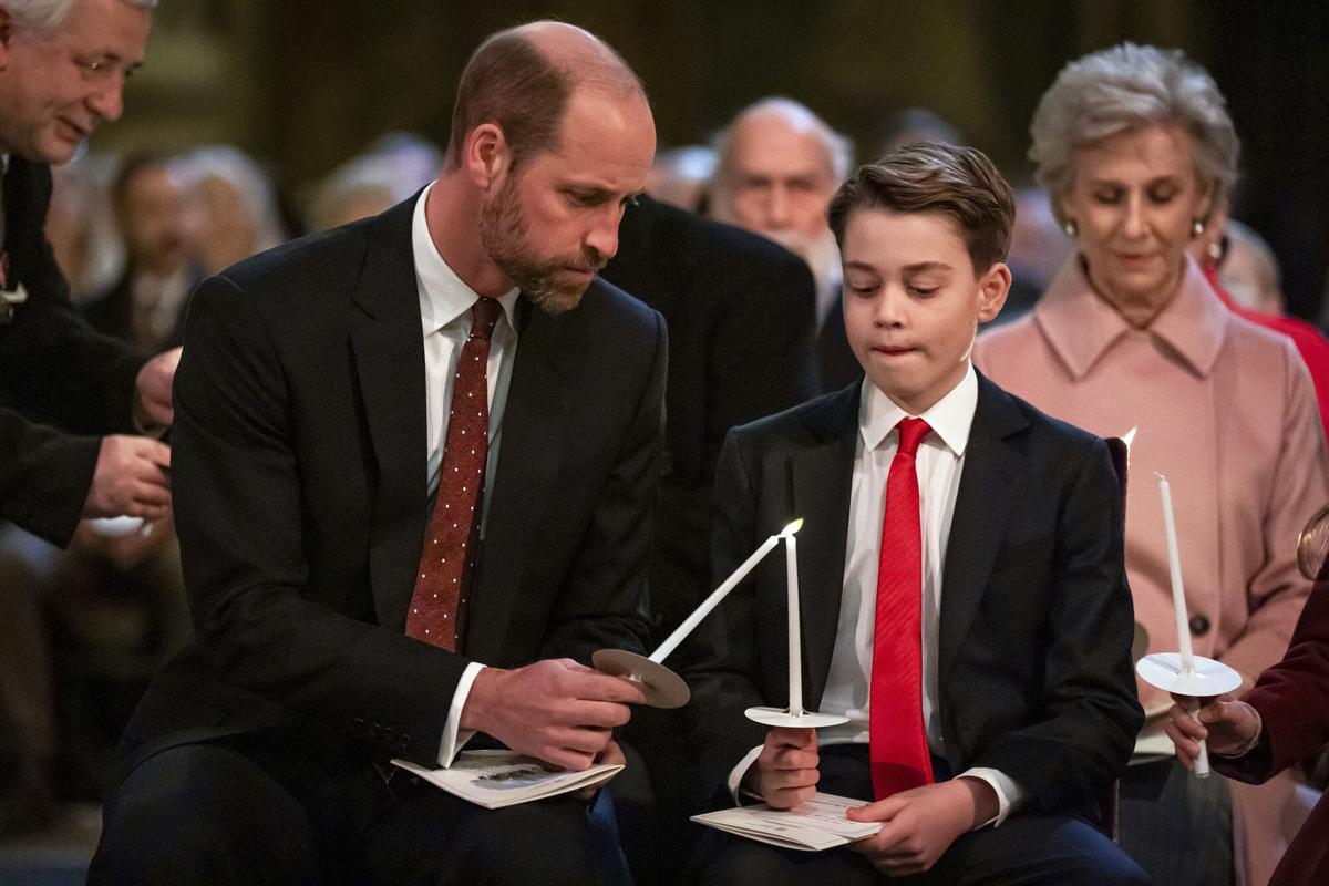 El Príncipe de Gales, a la izquierda, y el Príncipe George durante el servicio de villancicos Together At Christmas en la Abadía de Westminster