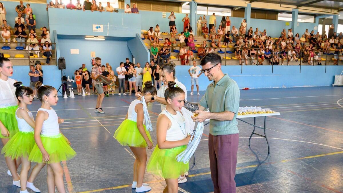 El regidor de Padrón y la edila Chus Camposcon alumnas en una clausura de las escuelas deportivas de Padrón