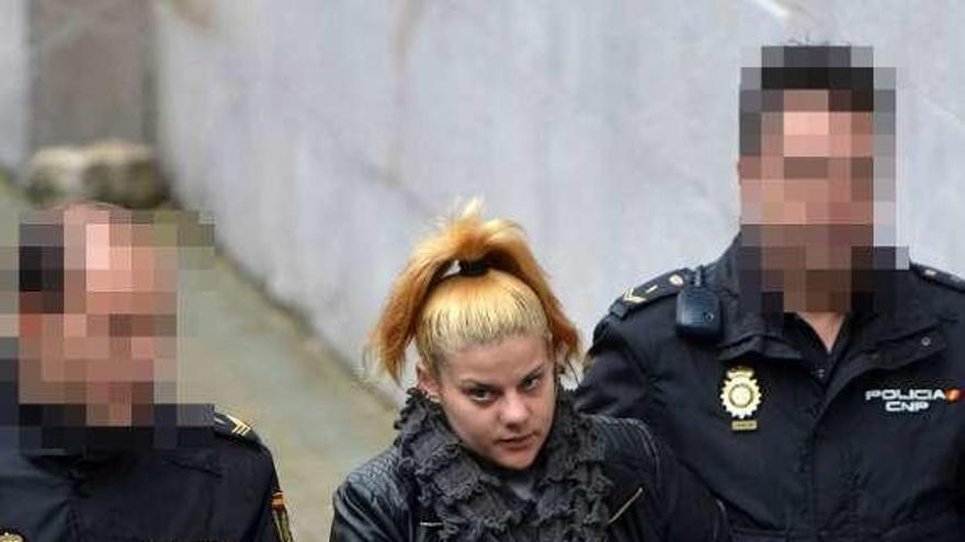 Rocío Gondar, custodiada en la Audiencia. // G. S.