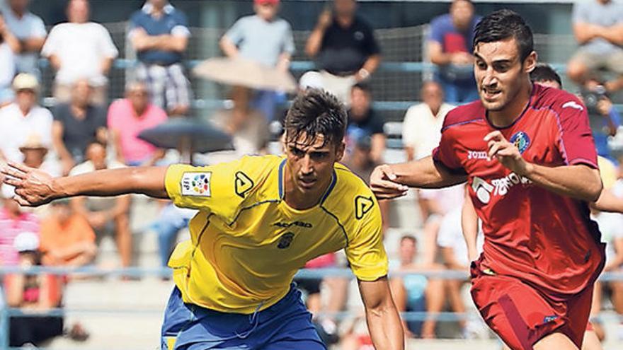 Manu Dimas -izq- disputa un balón con Carbonell -derecha-. |