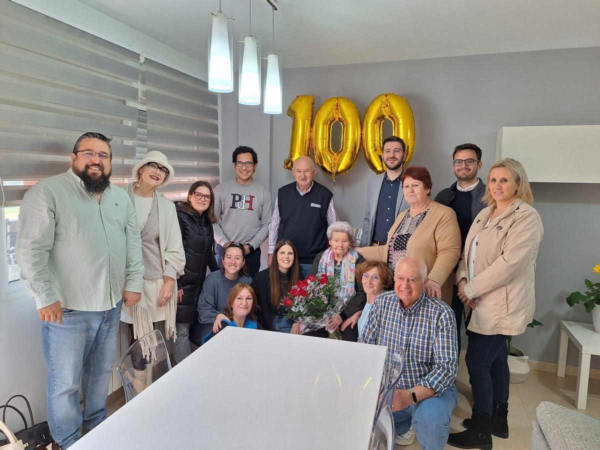 Isabel López y su familia también han recibido estos días la visita del alcalde y otros concejales de Cocentaina.