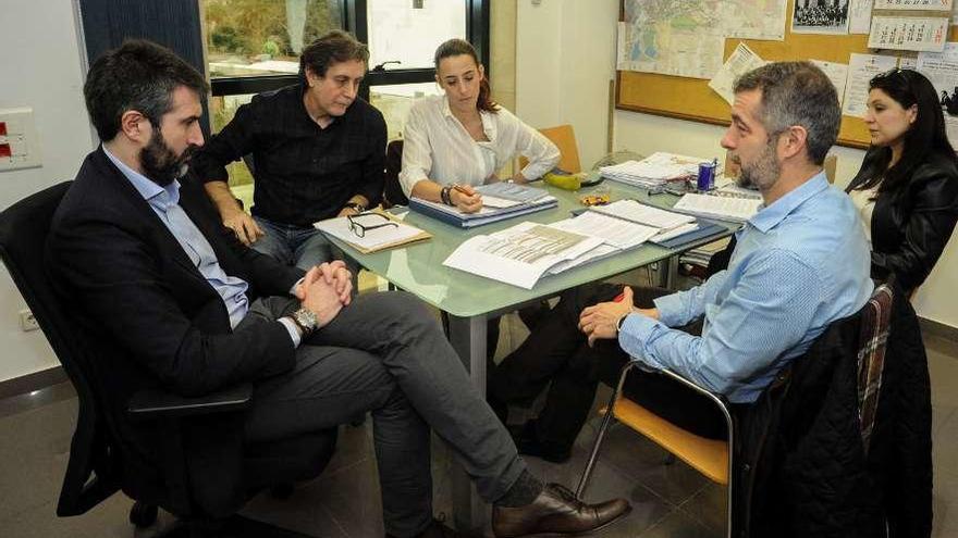 Una reunión técnica entre el alcalde y la concejala de Urbanismo y técnicos de la antigua Eptisa. // I.Abella