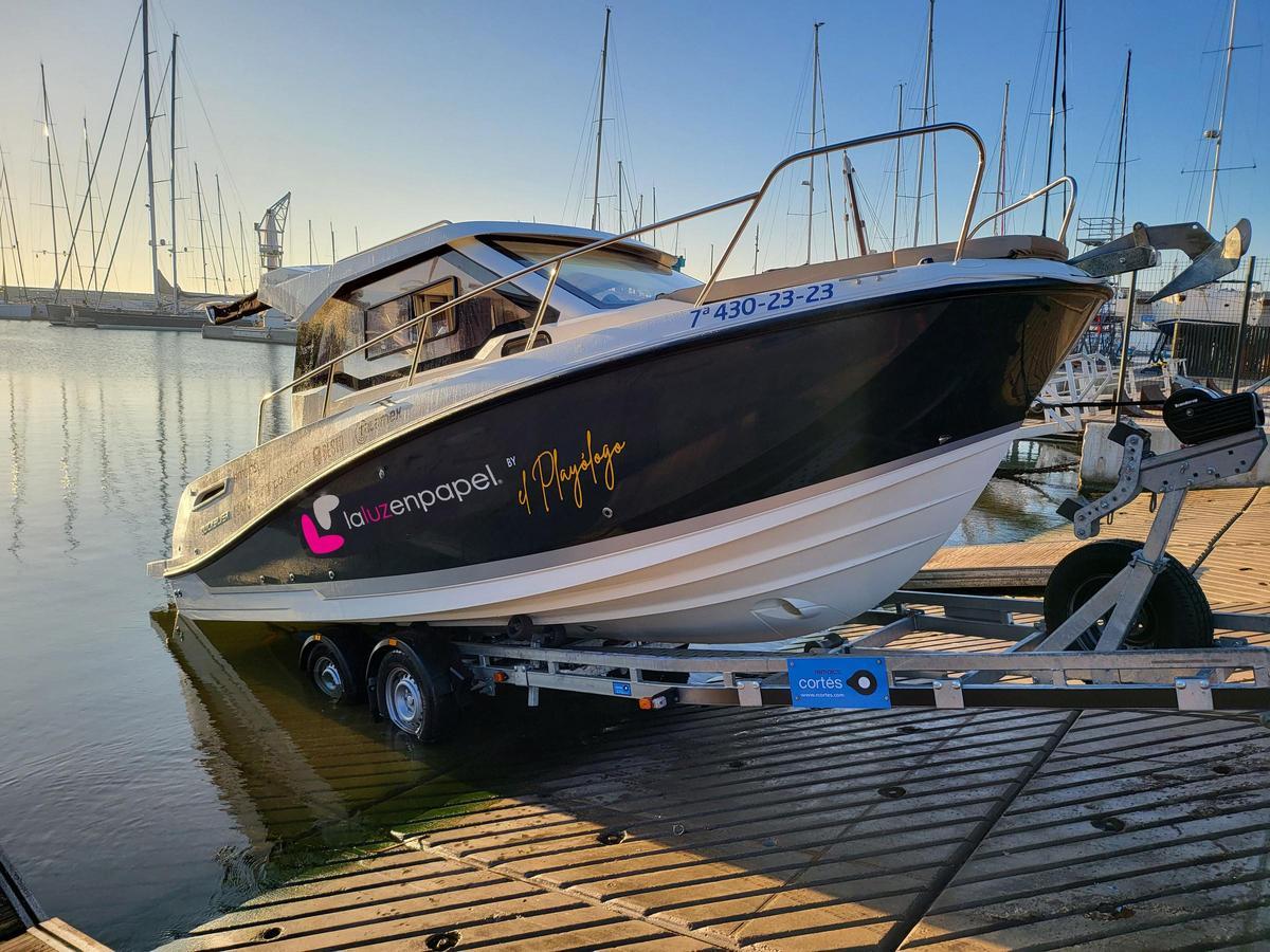 Un barco en una rampa