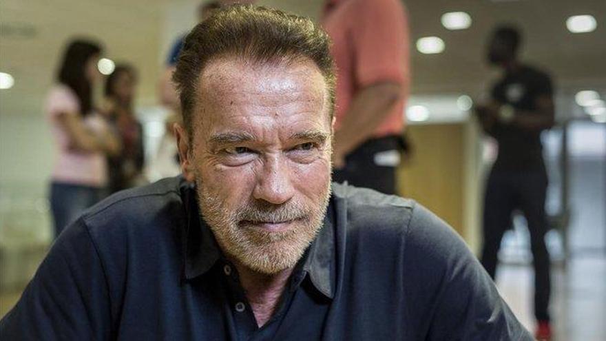 Agreden a Arnold Schwarzenegger con una patada voladora en un acto benéfico
