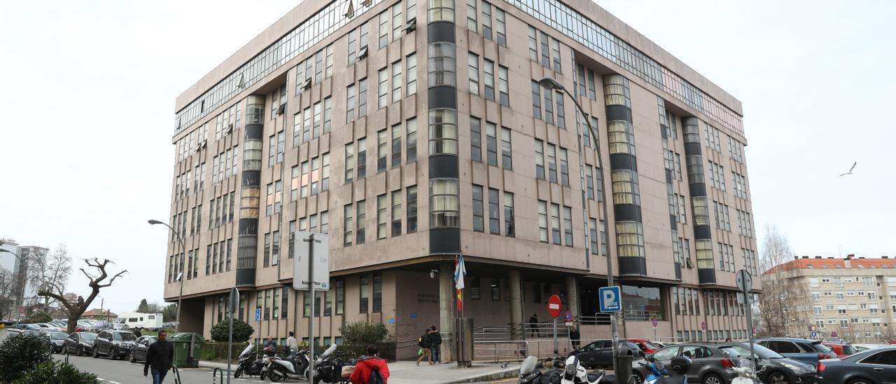 El edificio viejo de los juzgados, en calle Lalín. // R. Grobas