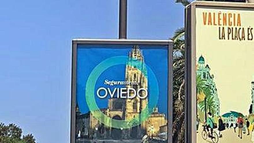 Cartel promocional de Oviedo en el centro de Valencia.