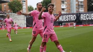 El centrocampista del Espanyol Nico Melamed (d) celebra con su compañero Sergi Dader (i) tras marcar el 1-2 durante el partido de la jornada 35 de LaLiga Santander entre el Rayo Vallecano y el RCD Espanyol, este domingo en el estadio de Vallecas. EFE/ Rodrigo Jiménez