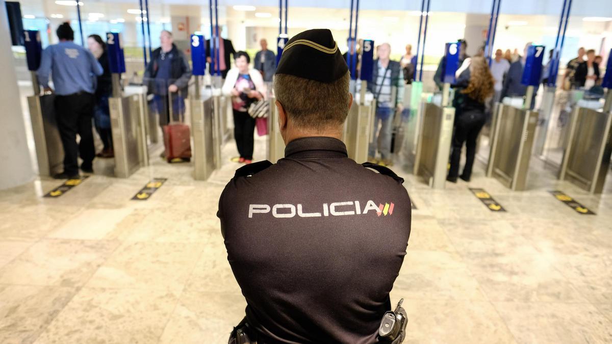 Un agente de la Policía Nacional, en el aeropuerto, en una imagen de archivo.