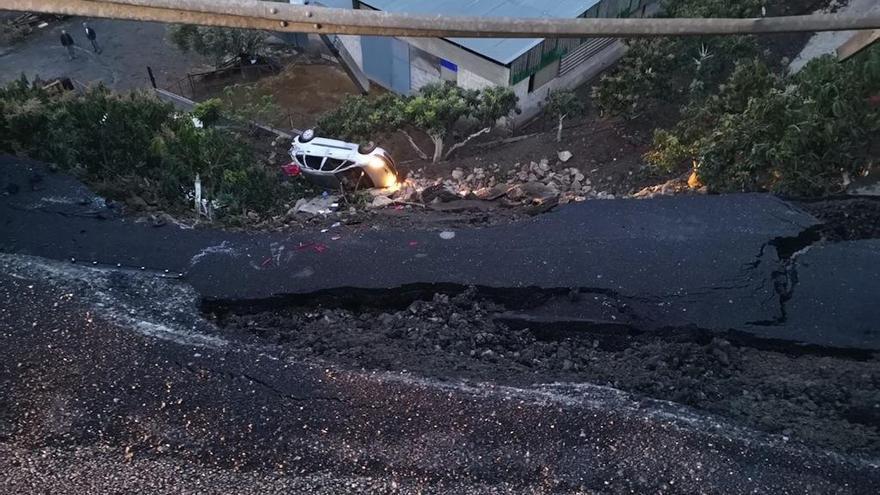 El coche accidentado por el hundimiento de la calzada.