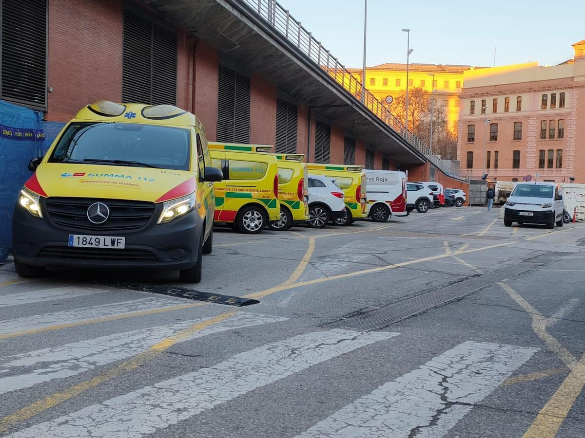 Ambulancias desplegadas en Atocha frente al acceso de Méndez Álvaro.