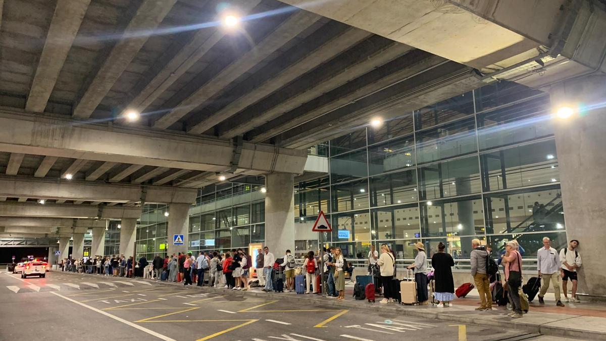 Largas colas en el aeropuerto Alicante-Elche esta pasada madrugada marcada por la alerta de DANA