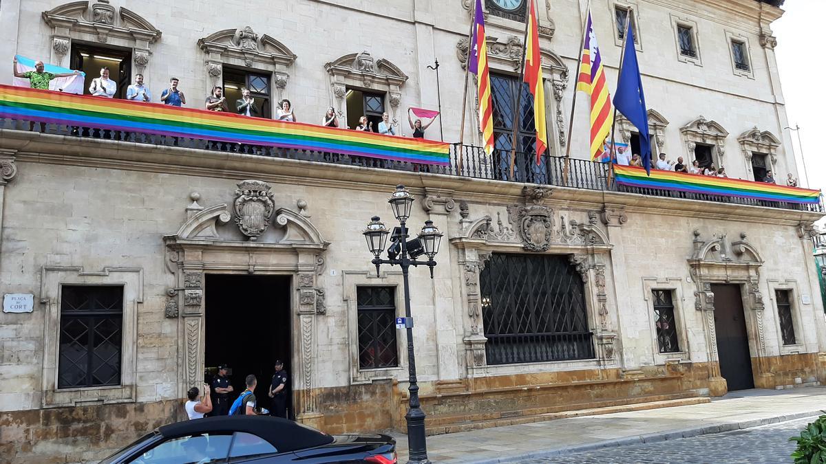 Ben Amics ha participado de nuevo en la colocación de la bandera LGTBI en el balcón de Cort tras dos años de ausencia.