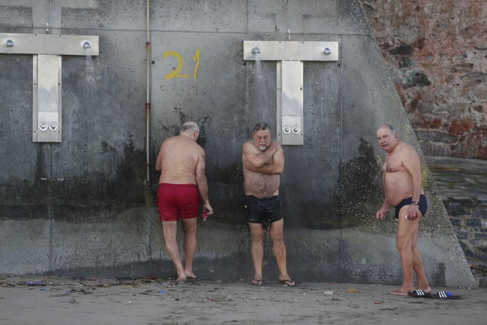 Bañistas en la playa de Salinas