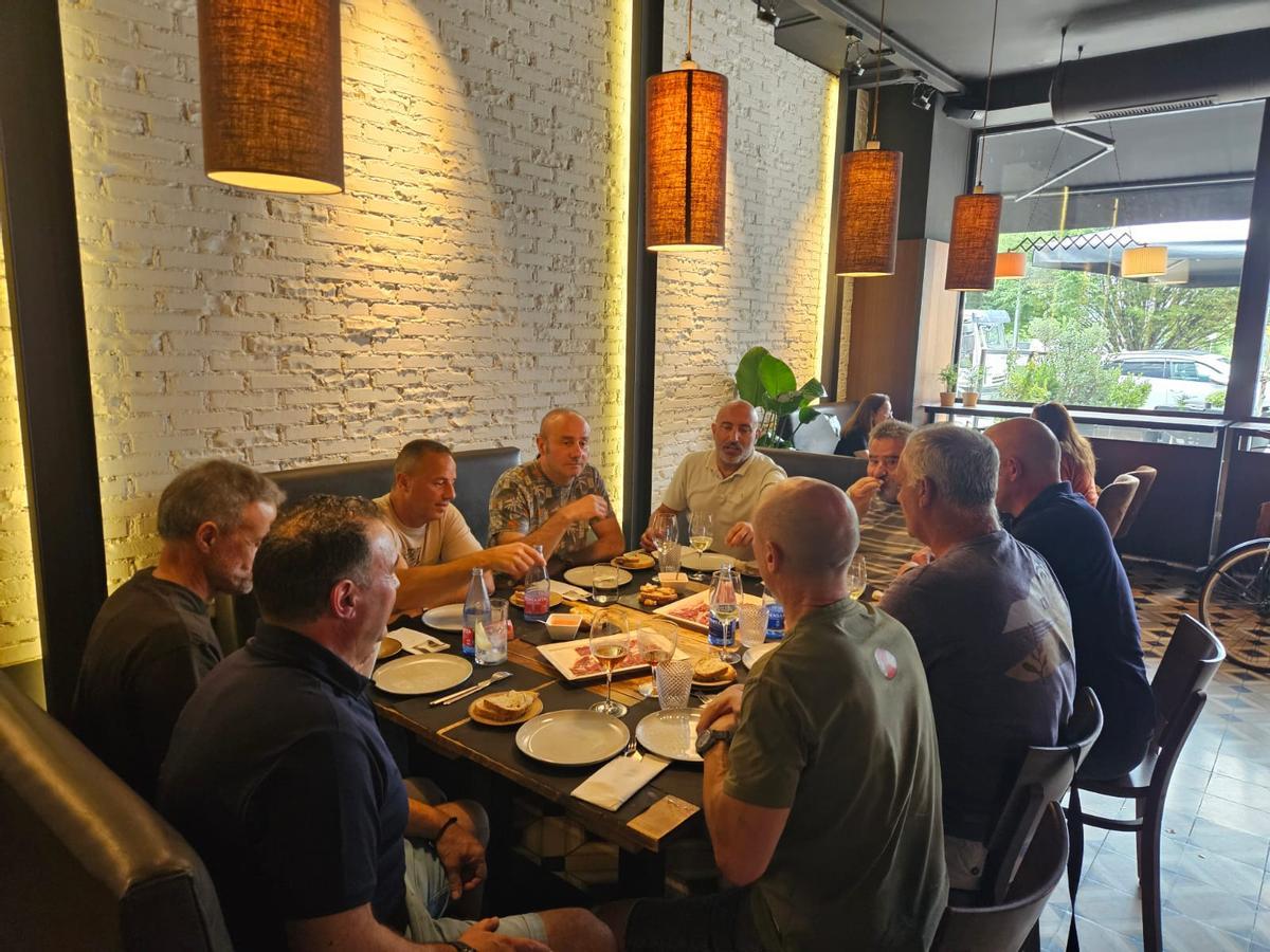 Un momento de la comida del 45 aniversario del triunfo en el Campeonato de Asturias del Xeitosa.