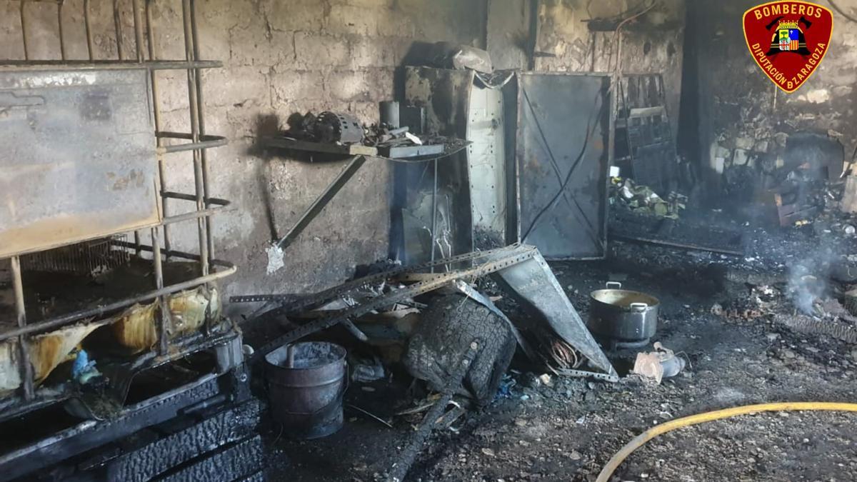 Los bomberos de la DPZ extinguen un incendio en un garaje