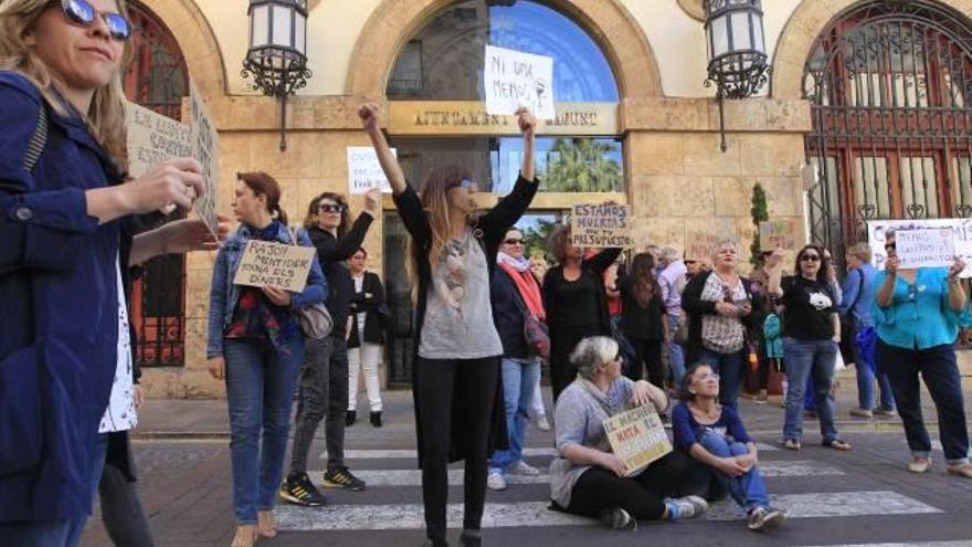 Las feministas cortaron el tráfico durante algunos momentos de la protesta.