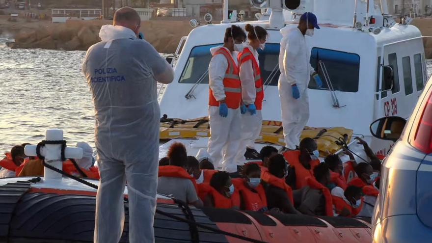 Migrantes rescatados por el MV Louise Michel espera desembarcar en Lampedusa.