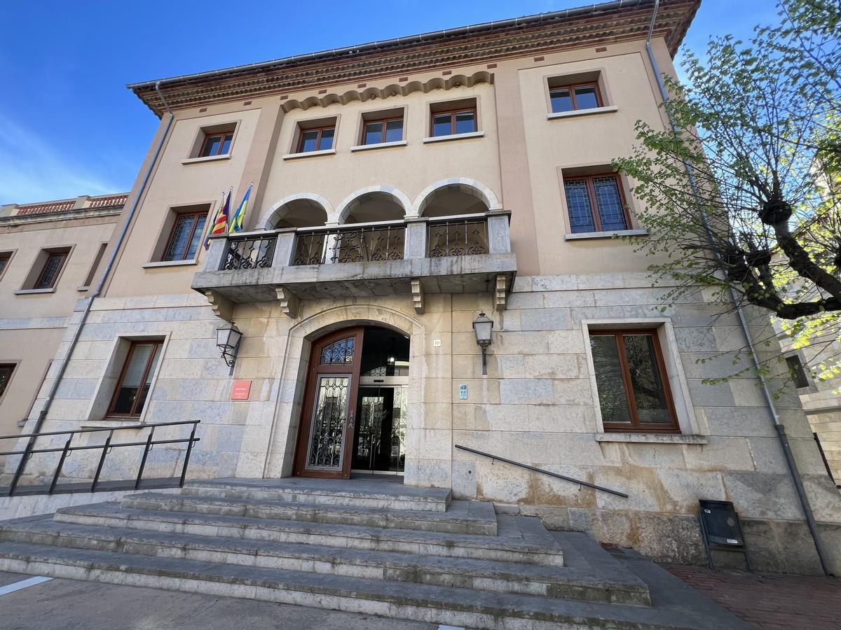 L'Ajuntament de la Bisbal d'Empordà.