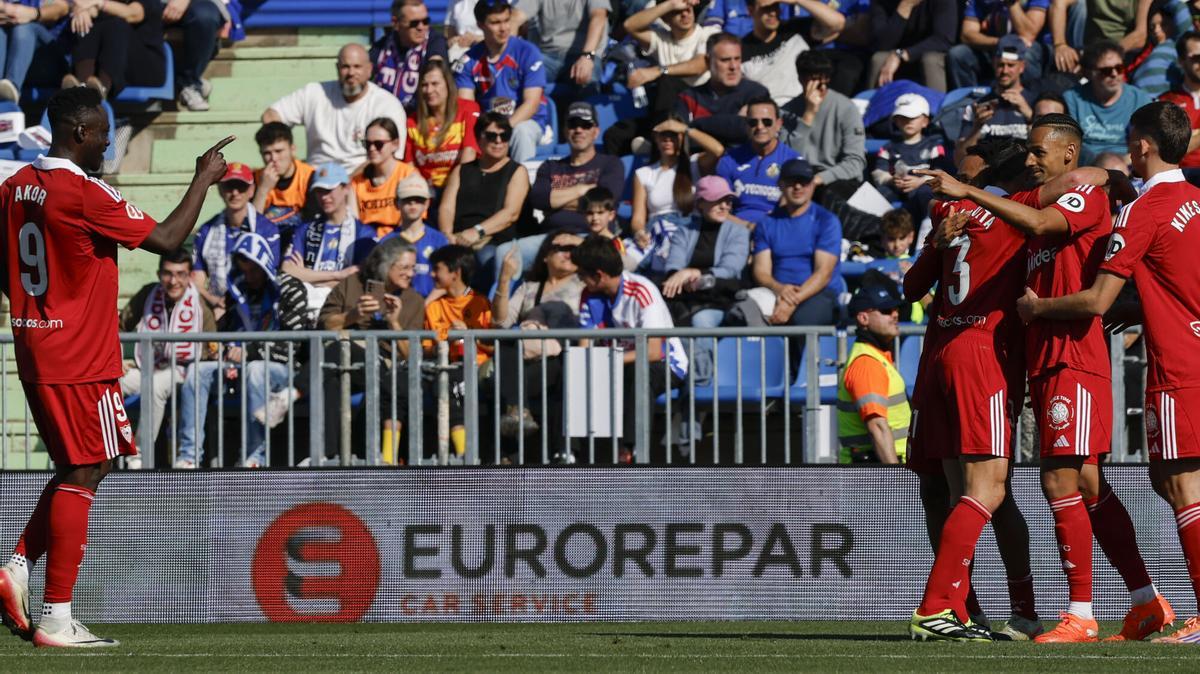 Djibril Sow celebra tras anotar el gol durante el encuentro de LaLiga entre el Getafe y en Sevilla en el estadio Coliseum