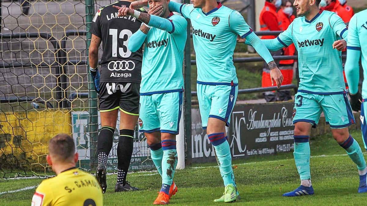 Son felicita a Sergio León tras marcar el tanto que abría el marcador. | EFE/MIGUEL TOÑA