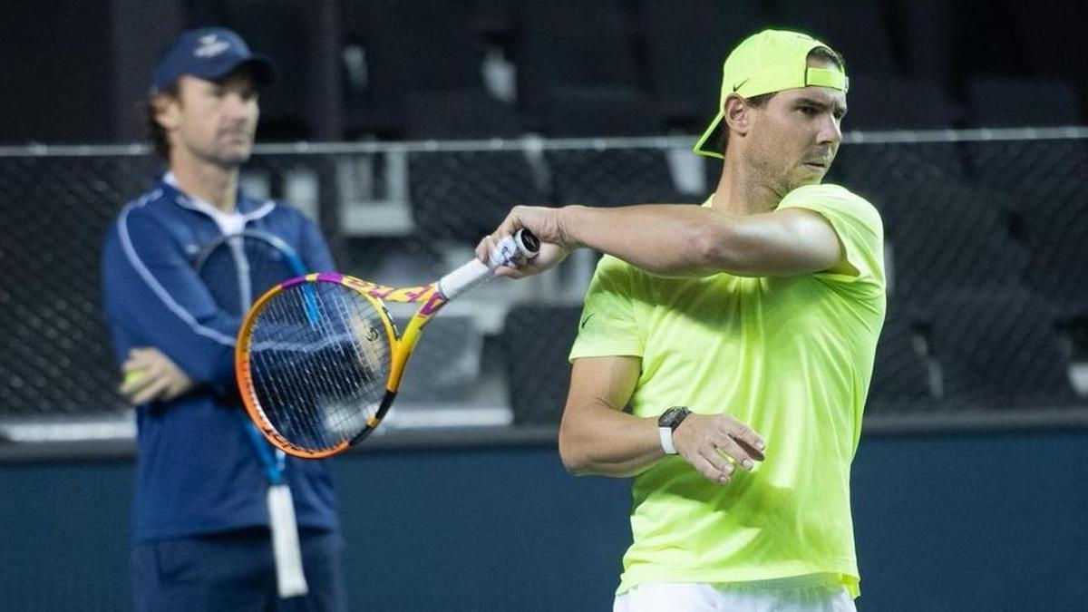 Rafa Nadal y Carlos Moyá, en un entrenamiento en París