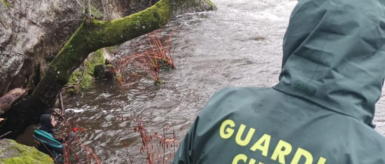 Los buzos especializados de la Guardia Civil, los GEAS, participaron en la búsqueda de una octogenaria en O Carballiño.