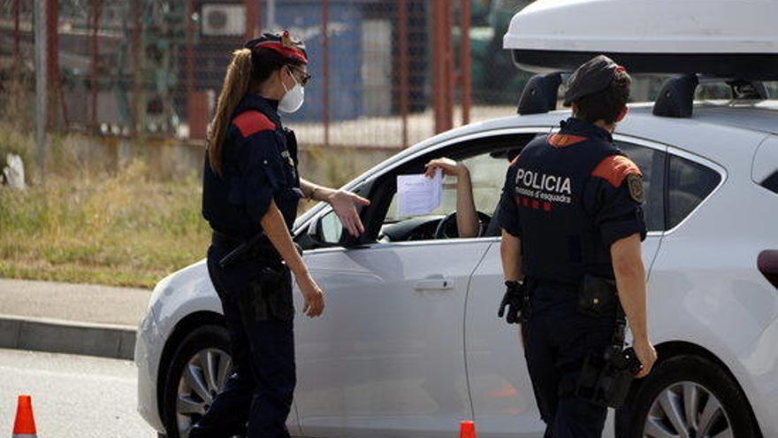 Mossos d&#039;Esquadra demanant el certificat laboral per circular en un punt de control