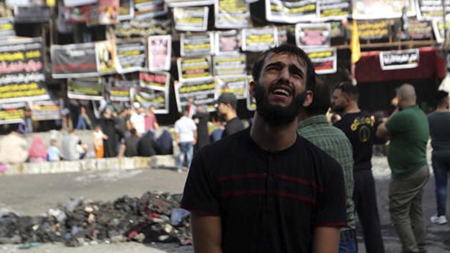 Un ciudadano iraquí llora al visitar el lugar del atentado en Bagdad.