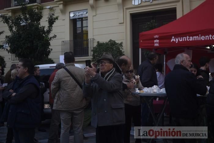 Degustación de monas y chocolate en la Plaza del Romea