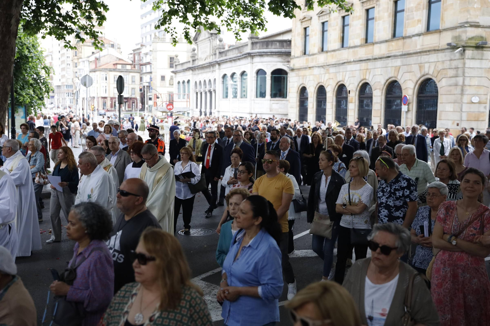 Pétalos, incienso, niños... así fue la procesión del Corpus Christi en Gijón (en imágenes)